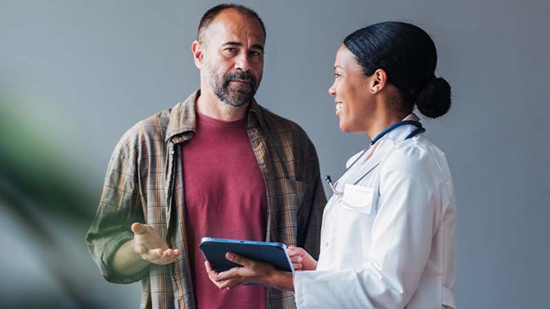 Homem a falar com médica com ar desapontado